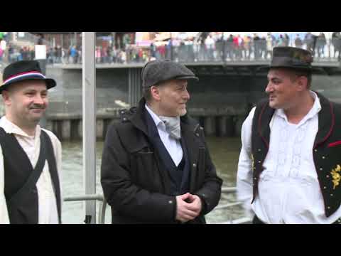 Musiker der Gruppe Croatia Hamburg e.V.  mit Generalkonsul Tušek