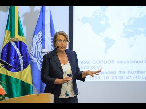 Diretora da UNOOSA conhece a sala de onde é feito o controle do satélite geoestacionário brasileiro