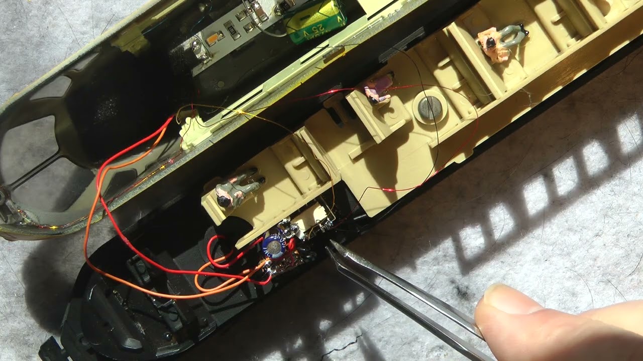 Wolfgangs Märklin Modellbahn ET 403 Lufthansa wird digital bekommt Leds rot weiß Teil 3