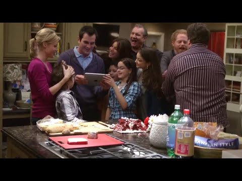 Modern Family 1x19 - Phil gets an iPad