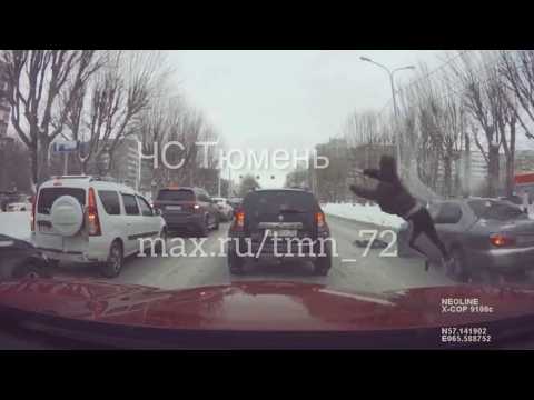 Мать с ребёнком шагнули под авто. Real Video