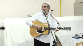 Shlomo Carlebach "Eliyahu Hanavi" Benyamin Steinberg 2014 אליהו הנביא (הזמר והיוצר בנימין שטיינברג) - התמונה מוצגת ישירות מתוך אתר האינטרנט יוטיוב. זכויות היוצרים בתמונה שייכות ליוצרה. קישור קרדיט למקור התוכן נמצא בתוך דף הסרטון