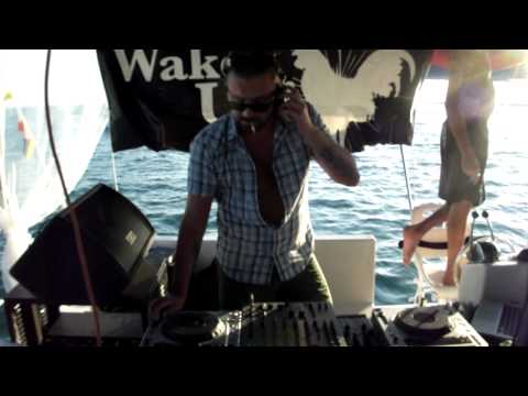 Luca Morini plays@WakeUp on the catamaran(Le)