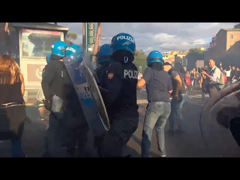 Corteo No Green Pass, scene di guerriglia a Roma: esplose bombe carta