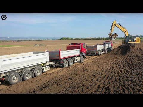 Tatra Phoenix a bagr na stavbě dálnice