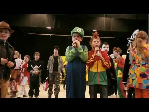 n paar klein men in pek