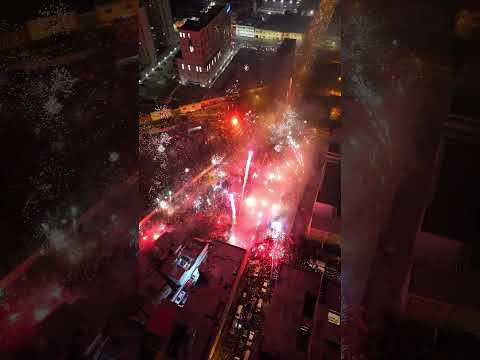 "¡Locura total en Lima! El espectacular cumpleaños 102 de Universitario de Deportes" Barra: Trinchera Norte &bull; Club: Universitario de Deportes &bull; País: Peru