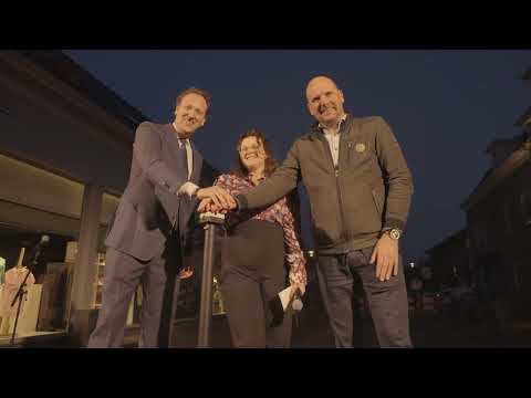 Opening van de nieuwe winkelstraat in Wolvega door wethouder Hoen