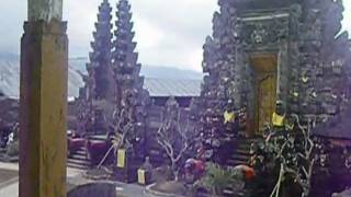 preview picture of video '2010 Bali travelling - Ulun Danu Batur Temple'