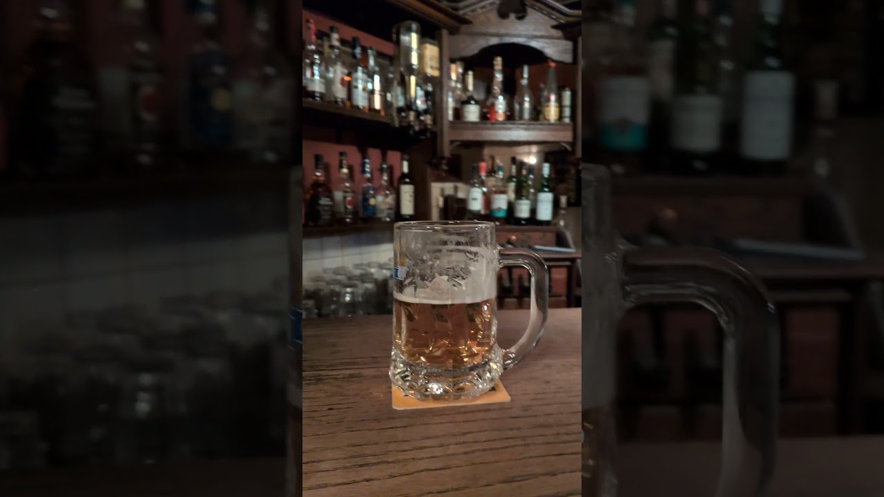 行きつけのバーでビールを飲むだけの図です。皆さんあけましておめでとうございます