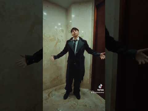 Rusherking nos presenta su colaboración con C.R.O. “Zona caliente”