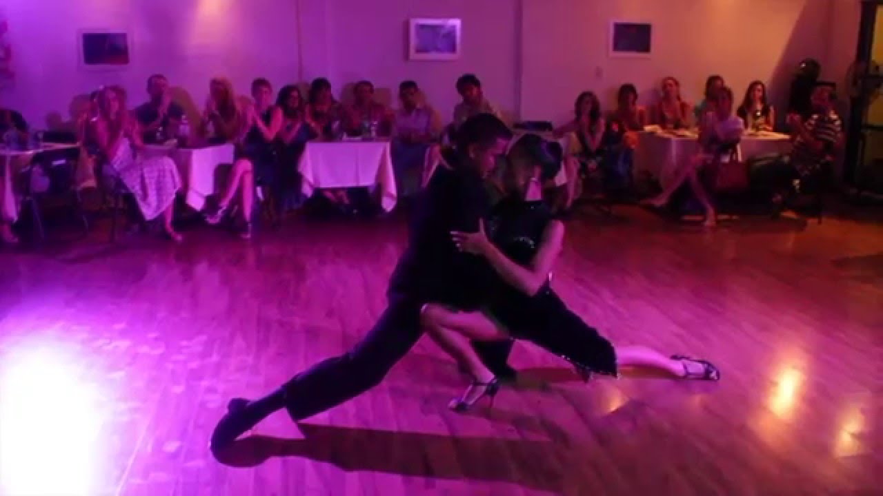 Dos Orillas Práctica de Tango, bailan Carla Mazzolini y Gaspar Godoy(2/4)