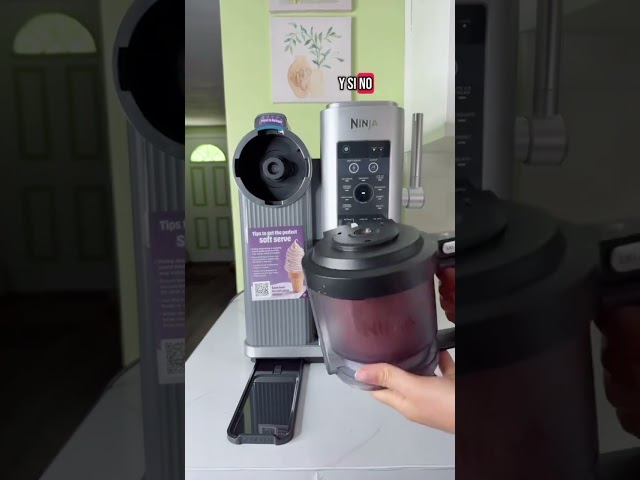 Vídeo relacionado con Ninja CREAMi Scoop & Swirl La heladera con 2 tarrinas y 13 funciones prepara helados, helados cremosos, gelatos, batidos y más, y cuenta con la opción de añadir extras, piedra/dorado, NC701EUSTGD