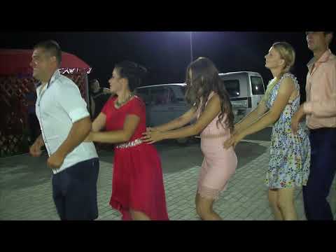 Dansul pinguinilor în două iterpretări.