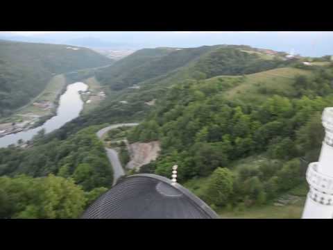 Ezan sa brekovačke džamije pred iftar. / Call for prayer from the Brekovica mosque near Bihać