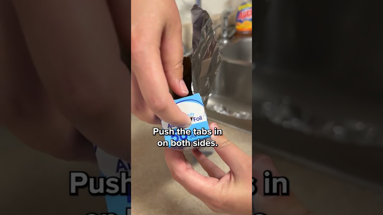 This Hack Keeps Aluminum Foil In The Box When You Tear It #Aluminum #Foil #Hack