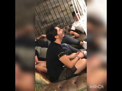 Tony Colombo si diverte a casa con amici