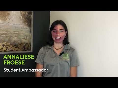 La estudiante embajadora Annaliese Froese