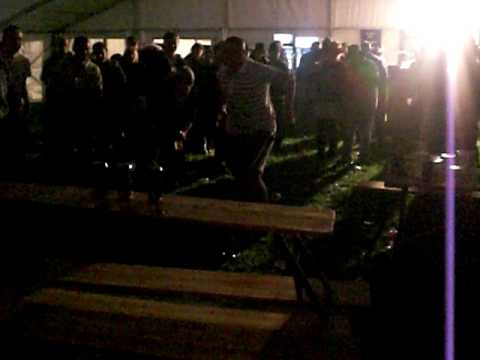 Glastonbudget 10 Yan jump