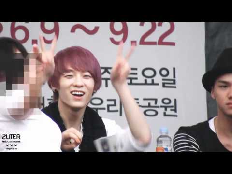 Fancam 120611 Daejun Fansign - NielJoe focused