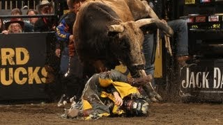 WRECK: PBR&#39;s Pistol Robinson breaks both legs at Madison Square Garden