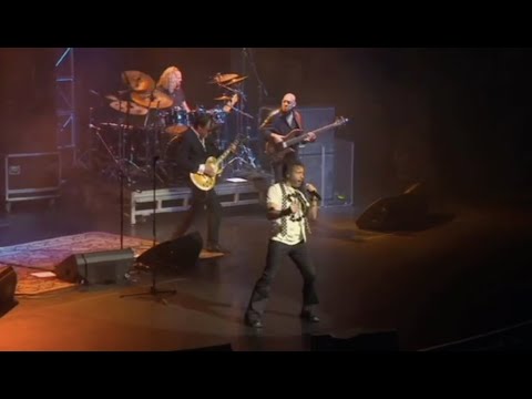 Paul Rodgers and Joe Bonamassa Perform the Free Hit “Walk In My Shadow” Beacon Theater - New York