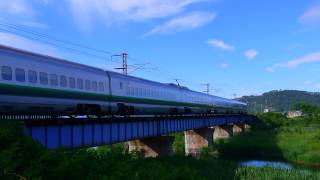 preview picture of video '山形新幹線　つばさが米沢付近の在来線用の鉄橋を行く(上り)　Japanese Yamagata Shinkansen'