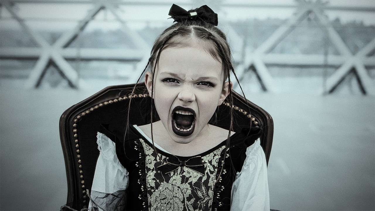 Bild zum Video Black Spikes - Aurea