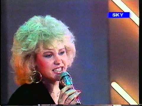 Thể hiện bởi Sandy Wilson