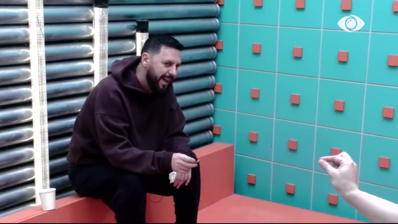 Miri diskuton me Mal-in: E ke buzëqeshjen fals