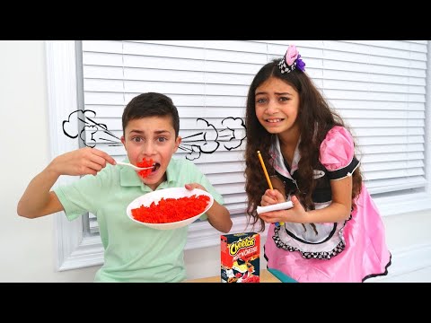 बच्चों के लिए खाद्य खिलौनों के साथ रेस्तरां में खेलने के बहाने