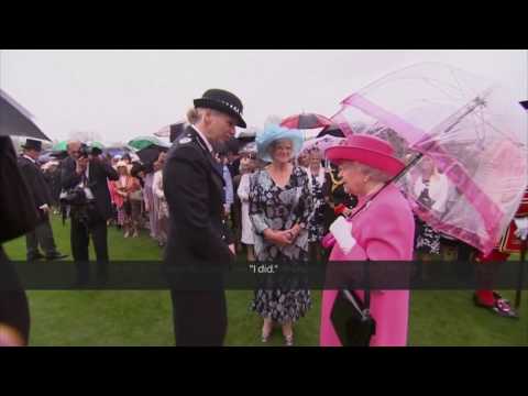 Gafă a reginei Angliei surprinsă de o cameră indiscretă