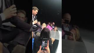 Michael Bublé sings with a Fan at Staples Center “Help Me Make it Through the Night”