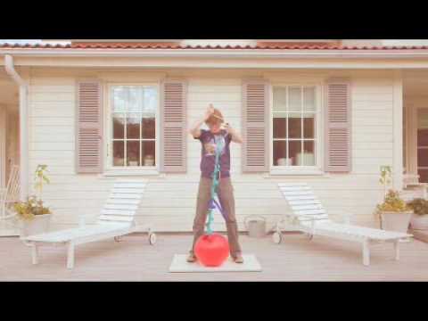 Mies pomppii kengurupallolla ja sitten rikkoo sen kairalla