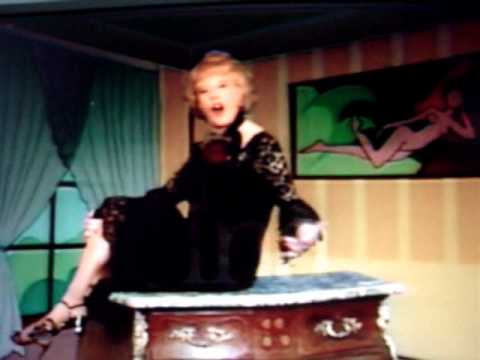 Jeanne Aubert chante sur la commode en 1975