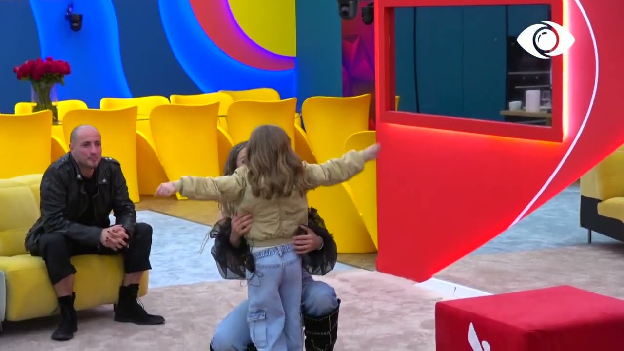 Pas nënës, Nita surprizohet nga një tjetër person i dashur