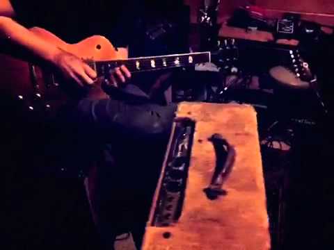 danny DONNELLY playing Goldtop Les Paul to 60's Fender Super Reverb.MOV