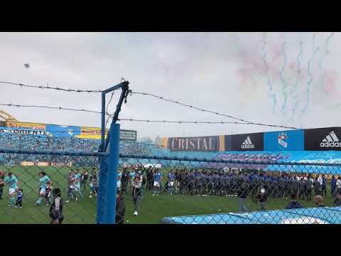 "Recibimiento Sporting Cristal Campeón Torneo Descentralizado Apertura 2018 Perú." Barra: Extremo Celeste • Club: Sporting Cristal