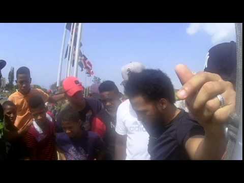Cientos de jóvenes aclaman al Alfa en la Plaza de la Bandera