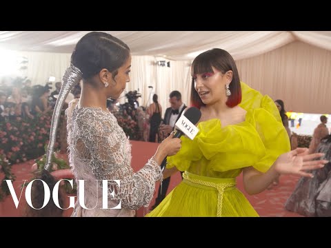 夏利-XCX與Liza Koshy合作，暢談穿上高級定製時裝的自由感｜2019年Met Gala｜Vogue (Charli XCX on Feeling Free in Couture | Met Gala 2019 with Liza Koshy | Vogue)