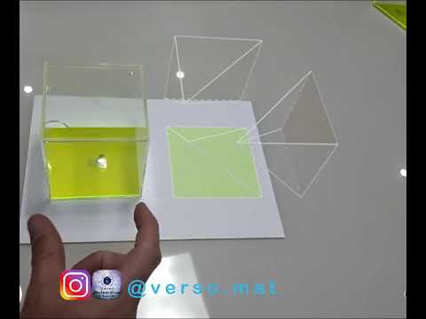 Cubo dividido em três pirâmides.