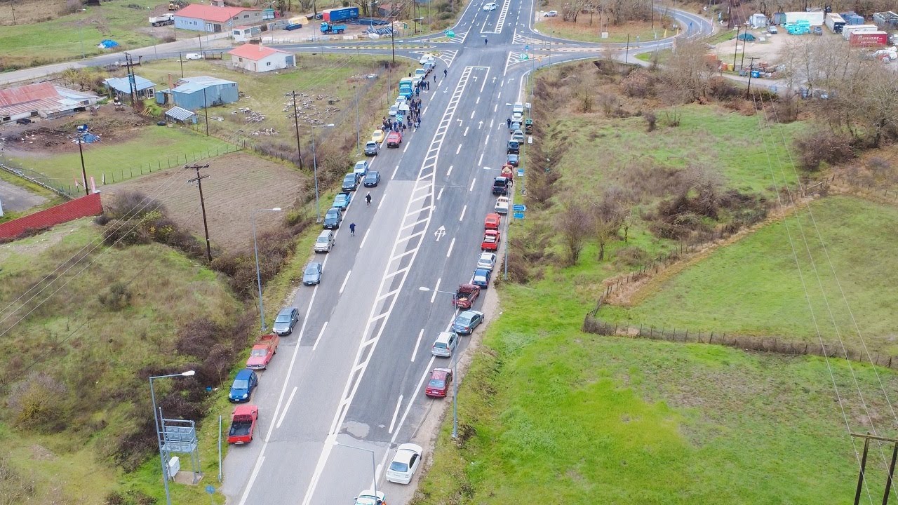 Η κινητοποίηση των κτηνοτρόφων από ψηλά. Πλάνα με drone από την ανατολική είσοδο Καρπενησίου
