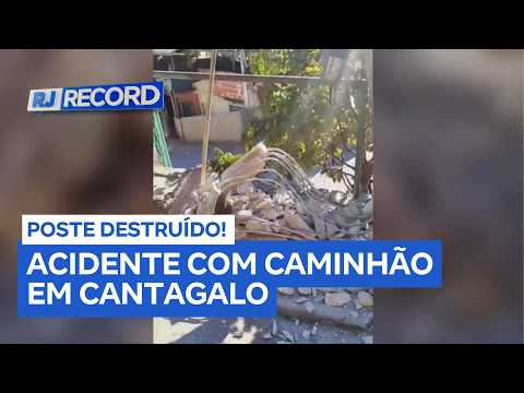 Caminhão destrói poste em Cantagalo e equipe de concessionária trabalha no local