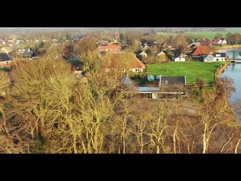In vogelvlucht langs het dorpje Mildam provincie Friesland, bij een zuinig zonnetje op 16 dec. 2020.