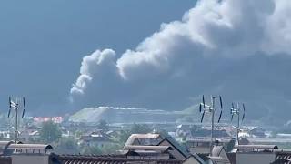Maxi incendio alla discarica di Vadena: l'enorme colonna di fumo visibile da tutta Bolzano
