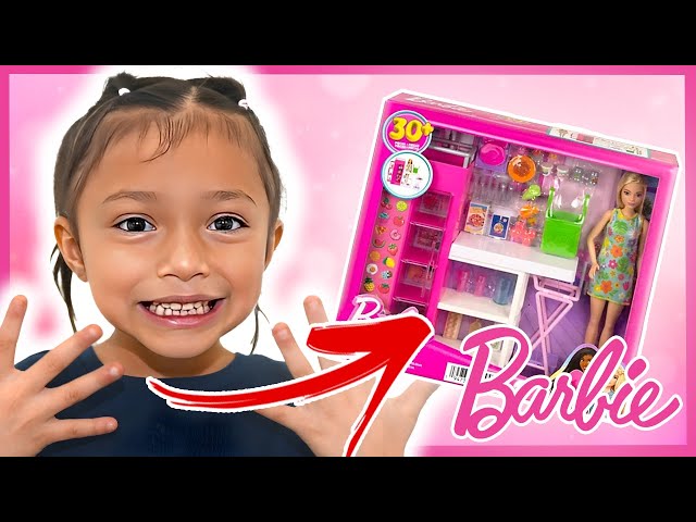 Vídeo relacionado con Barbie Muñeca vamos al supermercado, accesorios muñeca, regalo para niñas y niños 3-9 años (Mattel FRP01)