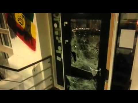 politiet smadre døren til Smokenhagen Coffeshop og bruger peperspray