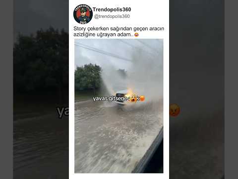 Yoğun Yağışta Sağından Geçen Arabanın Azizliğine Uğrayan Adam..😂🤔