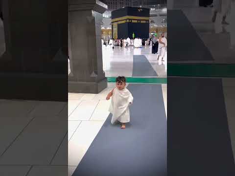 masaallah small kid in kaaba 🕋#kaaba #kids #makkah #shorts #subscribe