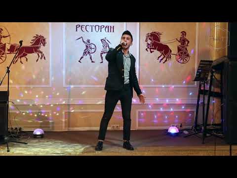 Выступление певца Роба Аваляна
